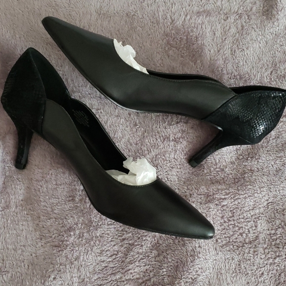 Isaac Mizrahi Elegant Leather Pump - Picture 2 of 6
